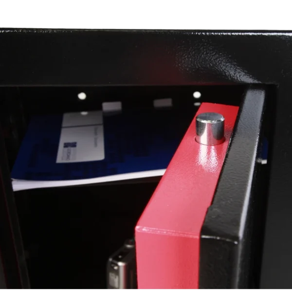 Coffre-fort Technomax Home Safe HS20 porte ouverte avec vue sur l’étagère de rangement supérieure